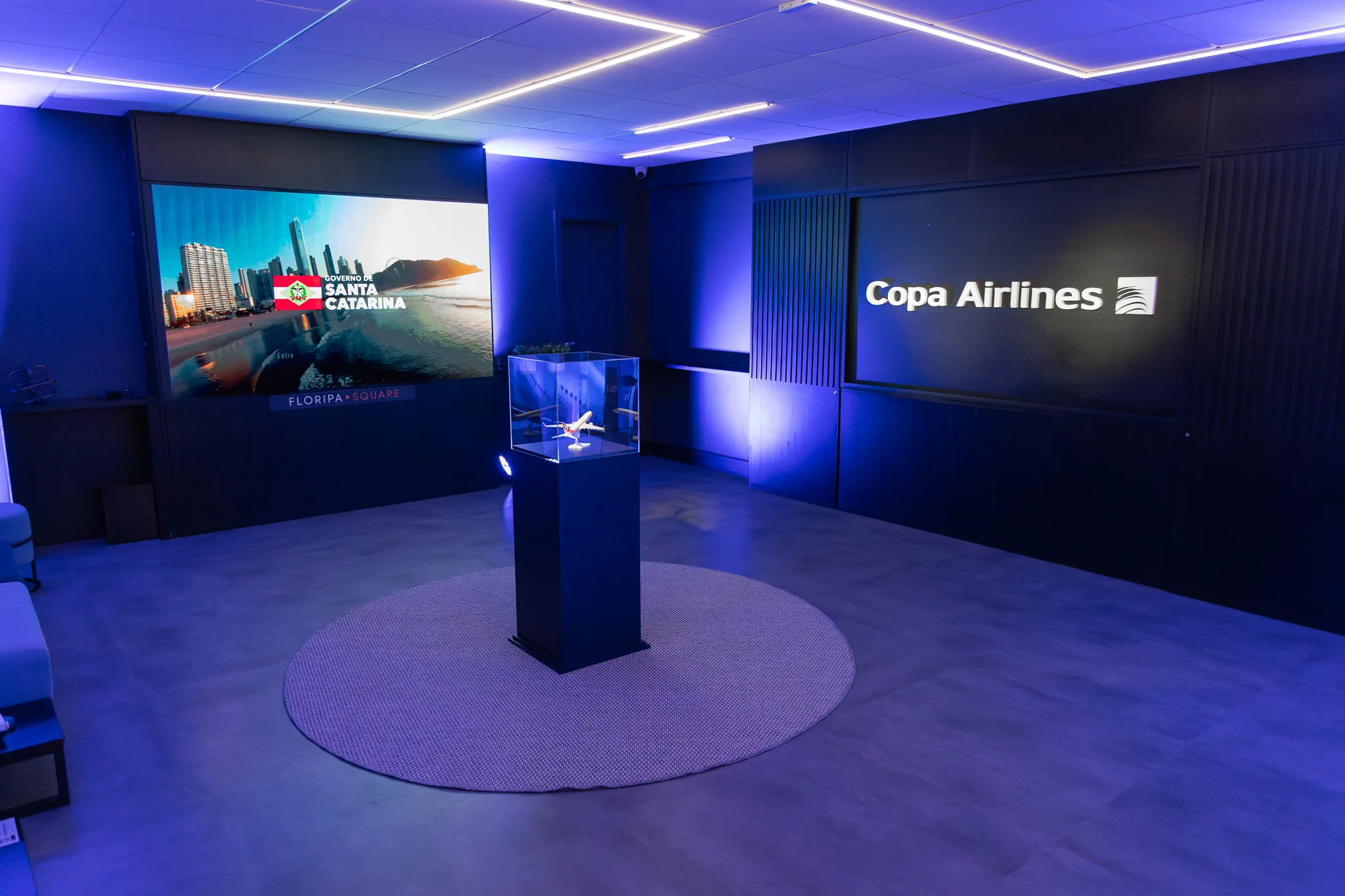 Ambiente Brand Lounge no Rooftop Floripa Square com painel 3D da marca, tela LED dedicada e mobiliário cênico para entrevistas e networking.